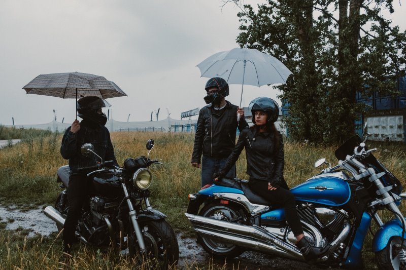 3 Freunde mit Motorrad unterwegs bei Regen 