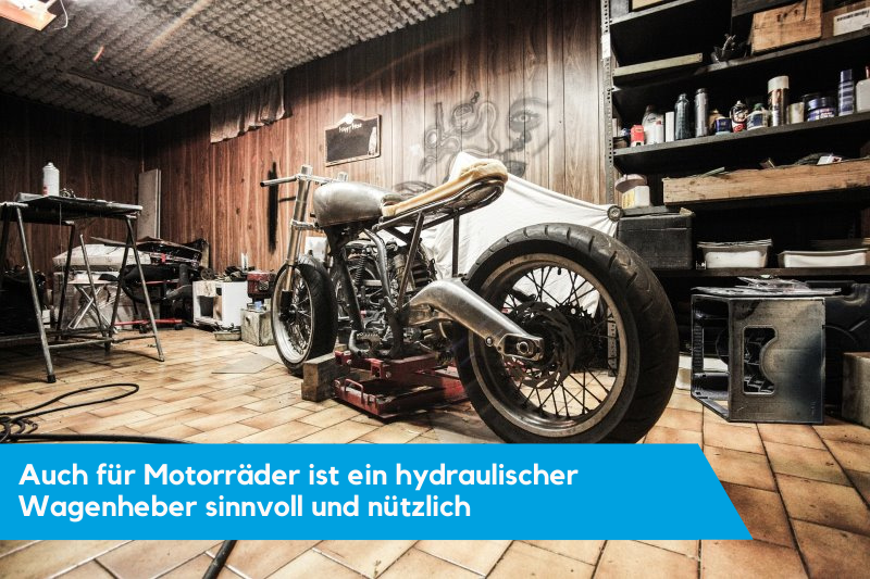 Hydraulischer Wagenheber hebt ein Motorad hoch