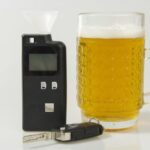 Alkoholtester steht neben einem Bier und den AutoschlÃ¼sseln