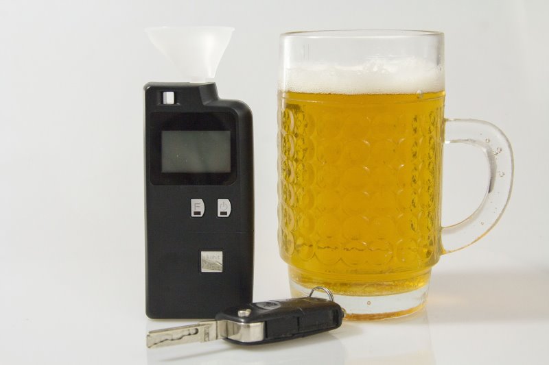 Alkoholtester steht neben einem Bier und den Autoschlüsseln