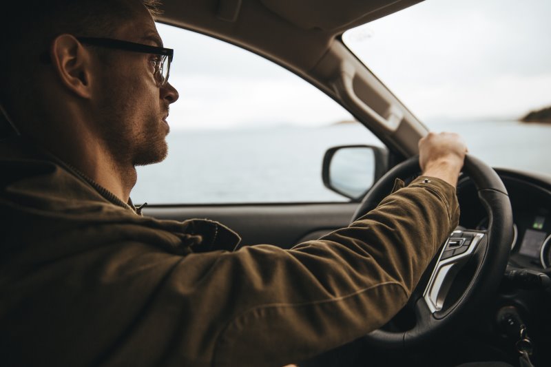 Beheizbare Sitzauflage für Mann im Auto Mann fährt Auto