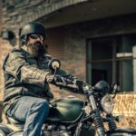 Biker mit Motorradjacke