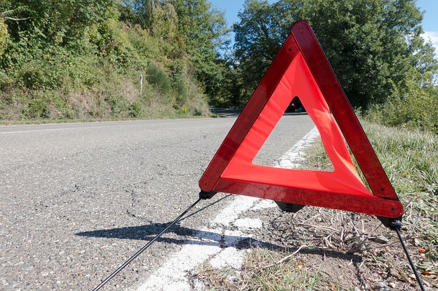 Warndreieck am Straßenrand