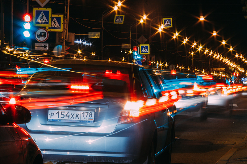 Lichtblendung durch Autos, Lampen und Laternen