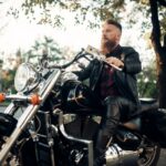 Biker mit Schutzkleidung aus Leder