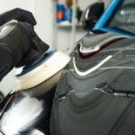 Eine Autopolitur wird mit einer Poliermaschine aufgetragen.