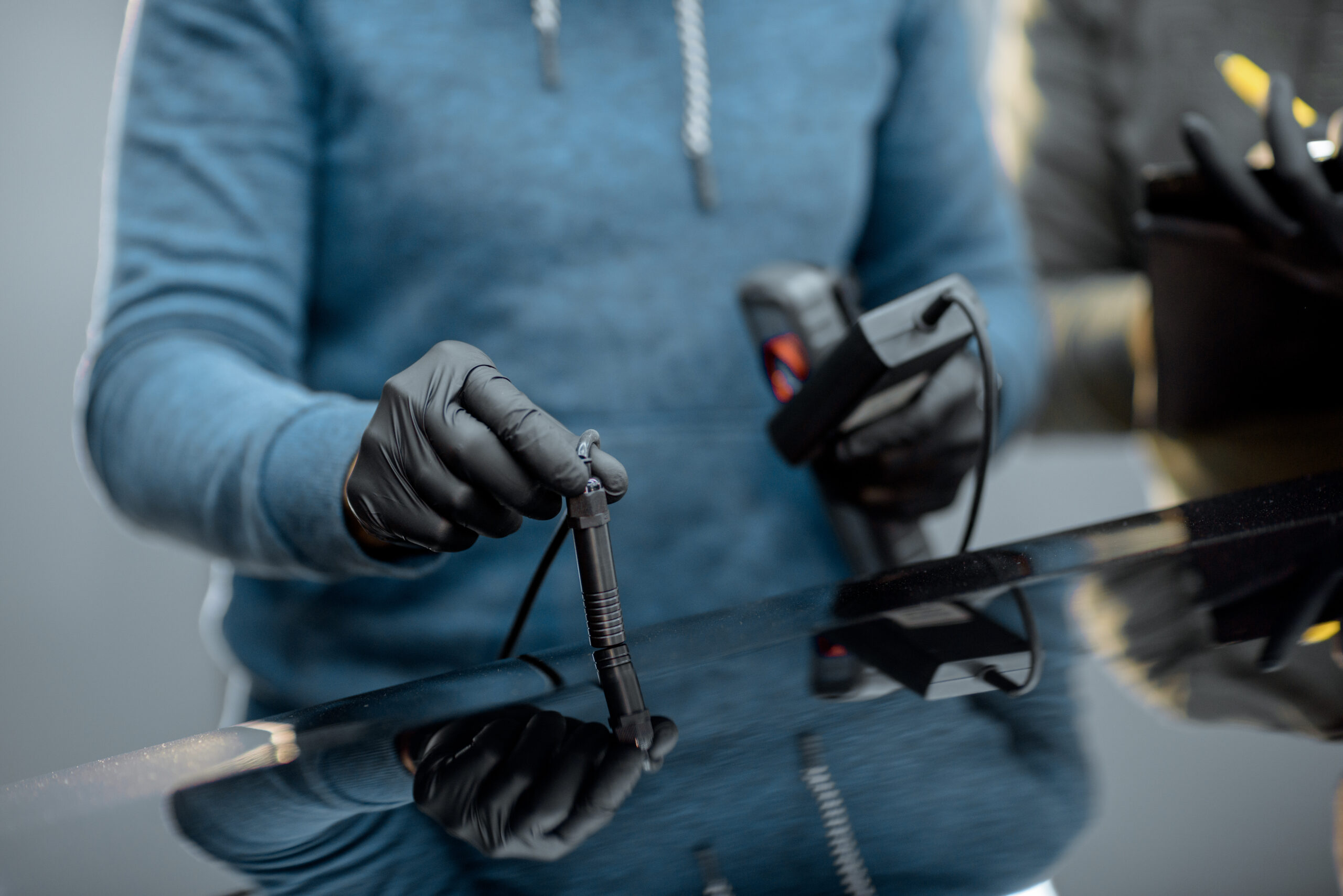 Schichtdickenmessgerät mit Teleskopsonde am Auto für präzise Messungen Schichtdickenmessgerät mit der Funktion Dauermessung