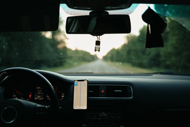 Ein Fahrer nutzt während der Autofahrt eine App als Radarwarngerät.