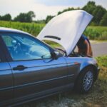 Startet das Auto nicht, ist der erste Blick unter die Motorhaube. Dann kommen meist Starthilfekabel zum Einsatz