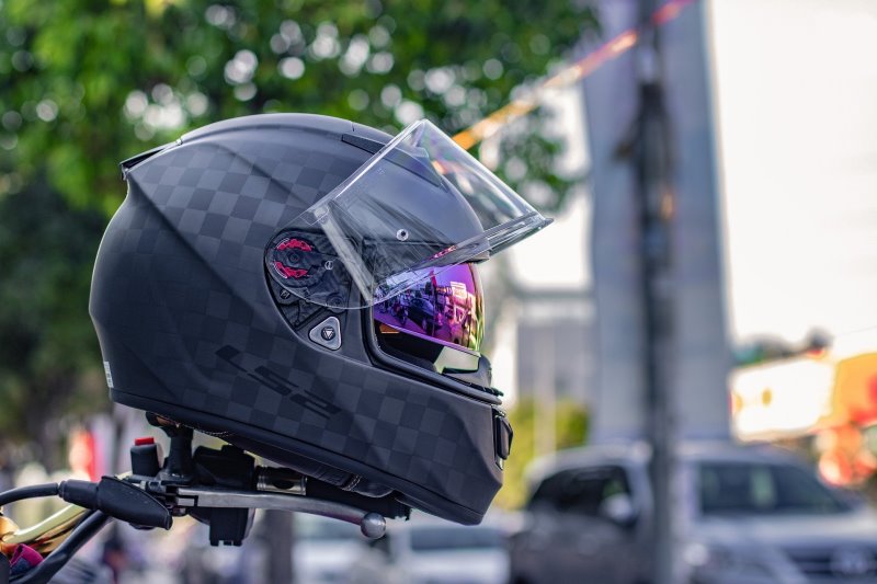 Integralhelm vs. Klapphelm Integralhelme sind im Vergleich zu Klapphelmen komplett aus einem Guss.